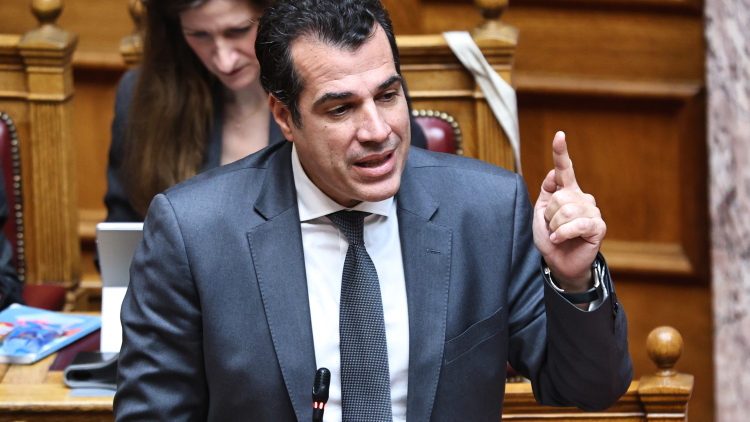 Πλεύρης: Eξετάζουμε το ενδεχόμενο απαγόρευσης της μπούρκας
