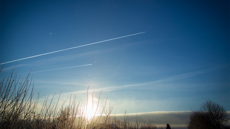 “Μας ψεκάζουν, αλλά δεν μας το λένε” – Το ψυχολογικό προφίλ των ανθρώπων που αναζητούν θεωρίες συνωμοσίας