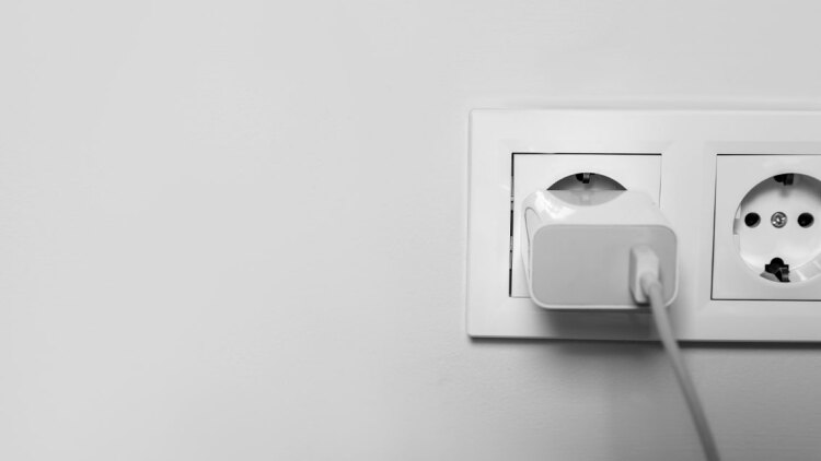 Γιατί δεν πρέπει να αφήνετε ποτέ τον φορτιστή στην πρίζα