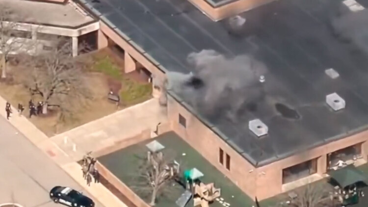 Ένοπλος εισέβαλε με αυτοκίνητο σε εβραϊκή συναγωγή στο Μίσιγκαν και άρχισε να πυροβολεί, δείτε βίντεο
