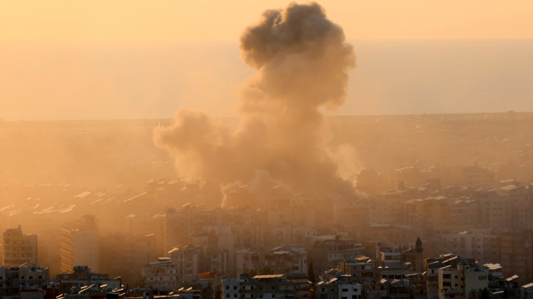 Νέο χτύπημα σε κοντέινερ στα Στενά του Ορμούζ, πάνω από τα $100 ξανά το πετρέλαιο - Ιράν και Χεζμπολάχ στην πρώτη συντονισμένη επίθεση στο Ισραήλ που απάντησε βομβαρδίζοντας Βηρυτό και Τεχεράνη