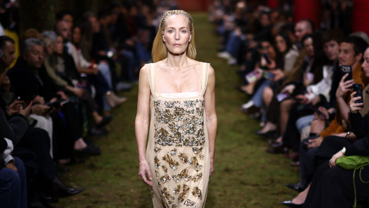 Τζίλιαν Άντερσον: Από ηθοποιός μοντέλο, περπάτησε σε πασαρέλα στην Εβδομάδα Μόδας του Παρισιού