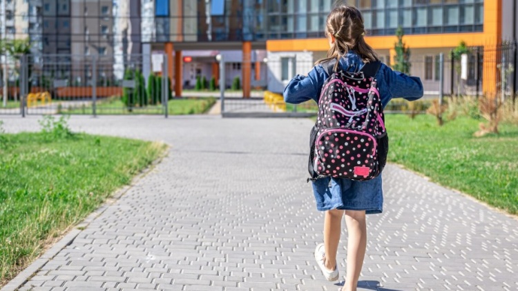 H υπέροχη απάντηση ενός 7χρονου κοριτσιού στις συμμαθήτριές της που την κορόιδευαν