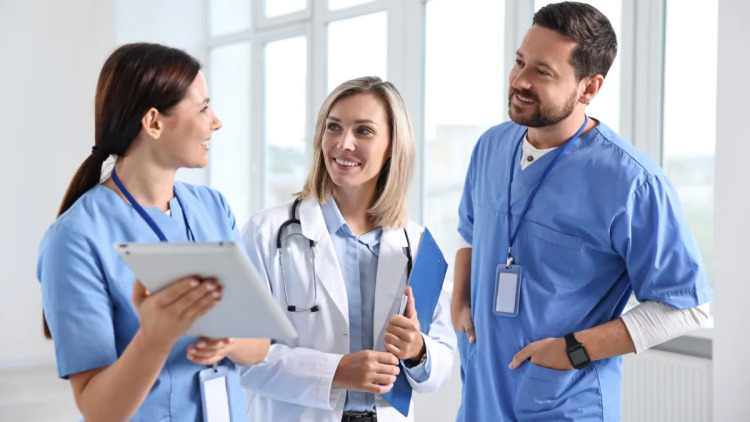 Άμεσες προσλήψεις και υψηλότερους μισθούς για νοσηλευτές υπόσχεται το Υπουργείο Υγείας – Τι προβλέπεται σε νομοσχέδιο