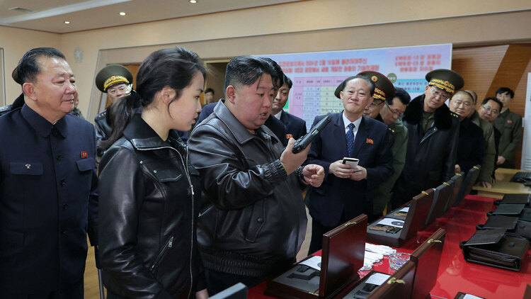 Η Πιονγκγιάνγκ δημοσίευσε φωτογραφία που δείχνει την κόρη του Κιμ Γιονγκ Ουν να πυροβολεί με πιστόλι