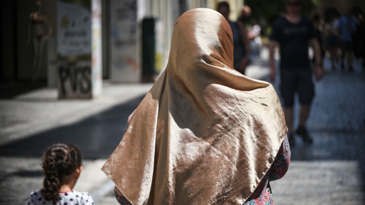 Τα δύο σενάρια για την απαγόρευση της μπούρκας: Στόχος η προστασία ανηλίκων που εξαναγκάζονται να τη φορούν