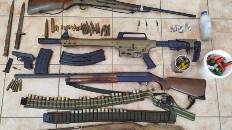 Δύο συλλήψεις για οπλοκατοχή στα Χανιά: Βρέθηκε πολεμικό όπλο και κλεμμένα ζώα σε ποιμνιοστάσιο