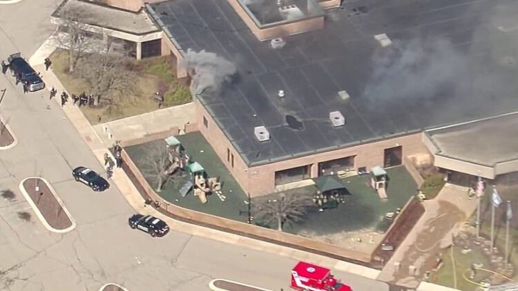 Αναφορές για πυροβολισμούς σε συναγωγή στο Μίσιγκαν, καπνοί στο κτίριο
