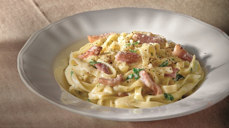 Ταλιατέλες με μπέικον και παρμεζάνα