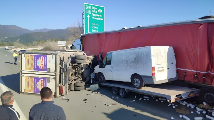 Σοβαρό τροχαίο στην Εγνατία Οδό: Νταλίκα συγκρούστηκε με όχημα οδικής βοήθειας, δείτε εικόνες