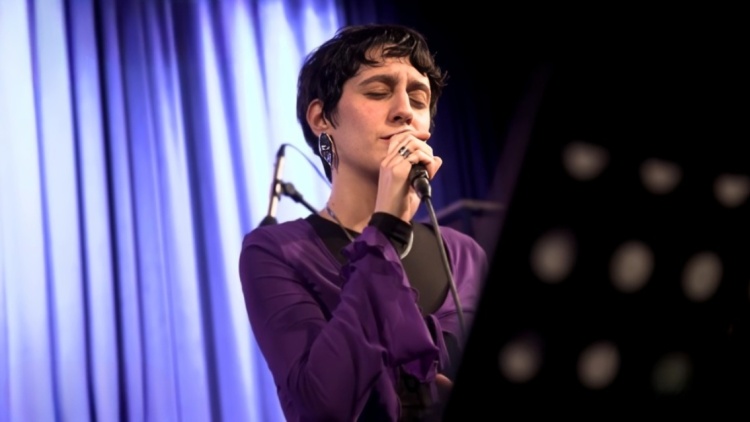 Το Βαλς των Χαμένων Ονείρων: Το viral τραγούδι που έχει κατακλύσει το TikTok και η μοναδική ερμηνεία της κόρης του Πάνου Κατσιμίχα