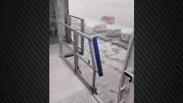 Σφοδρή χαλαζόπτωση στο διεθνές αεροδρόμιο της Ρώμης: Πλημμύρισαν αεροδιάδρομοι, μεγάλη ποσότητα νερού μπήκε από την οροφή, βίντεο