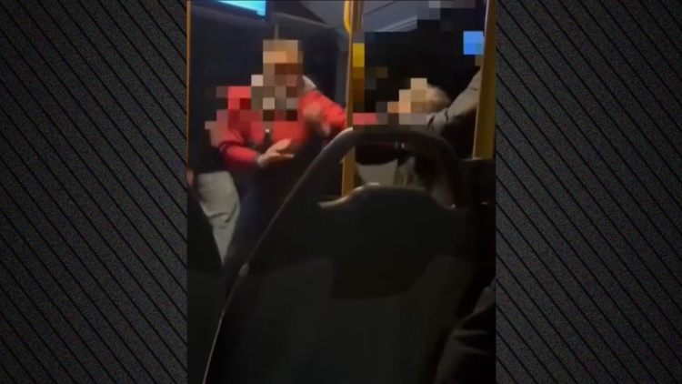 Επιβάτης επιτέθηκε σε νεαρή μέσα σε ΚΤΕΛ στη Θεσσαλονίκη και ο οδηγός τον κατέβασε από το λεωφορείο, δείτε βίντεο