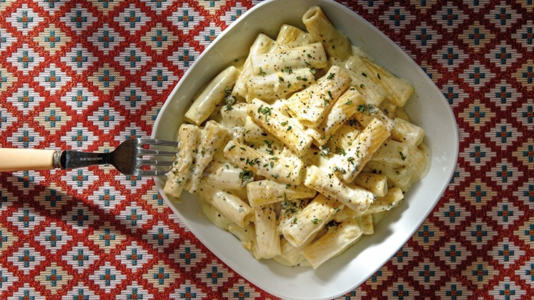 Οι μακαρονάδες των ’80s που ακόμα αγαπάμε να φτιάχνουμε