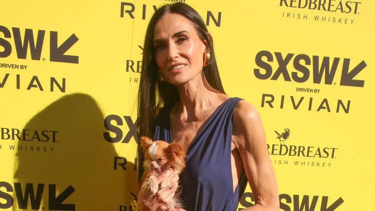 Σχόλια για την αδυνατισμένη εικόνα της Ντέμι Μουρ: Όλο το Χόλιγουντ πρέπει να παίρνει Ozempic, γράφουν
