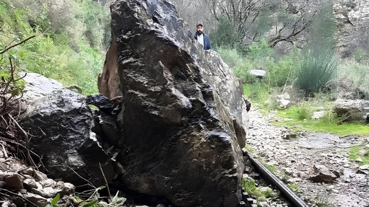 Κατολισθήσεις βράχων στις ράγες του Οδοντωτού, δείτε εικόνες