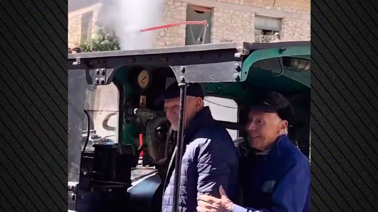 Γιώργος Παπανδρέου: Ανέβηκε στην ατμομηχανή του οδοντωτού στα Καλαβρυτα και σφύριξε ρυθμικά, δείτε βίντεο