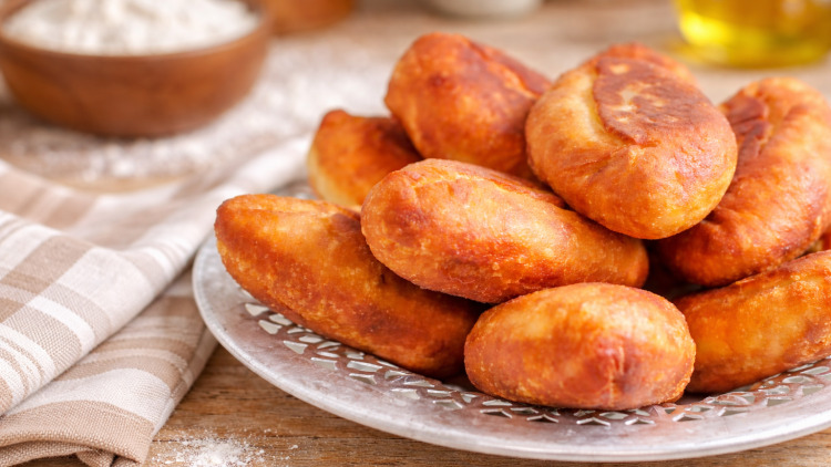 Μια ζύμη, άπειρα πιροσκί: Από το αγαπημένο με πατάτα έως το χορταστικό με κιμά