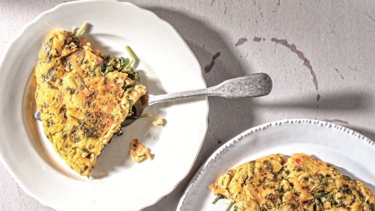 Πλαστός στο τηγάνι με τυρί, σπανάκι και ντομάτα