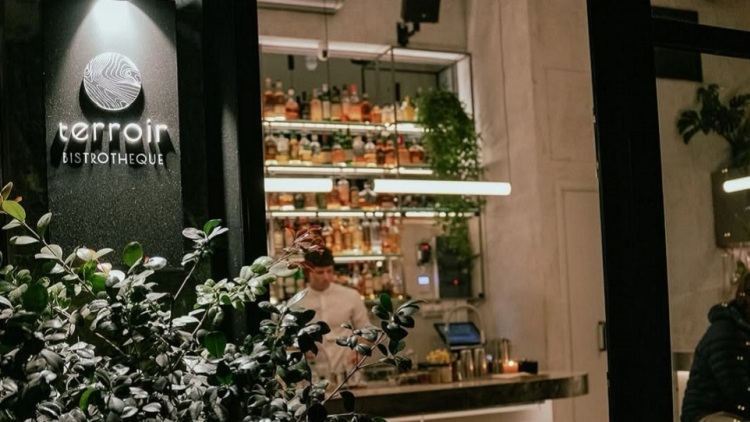 Terroir Bistrotheque: Ένα wine bar που δίνει έμφαση στο τρίπτυχο «ποτό, κρασί, μουσική» στο Παγκράτι