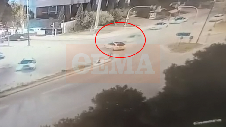 Σοκαριστικό βίντεο από το θανατηφόρο τροχαίο στη Βούλα: Το ΙΧ χτυπά με ιλιγγιώδη ταχύτητα το ταξί της 58χρονης