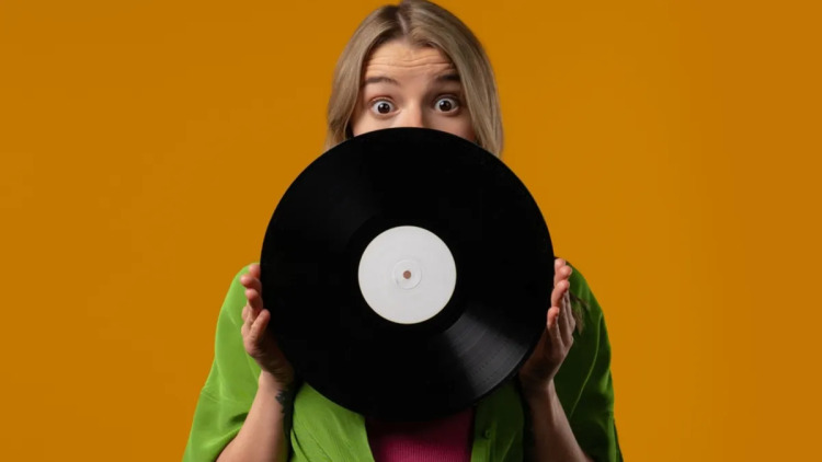 Αναλογική νοσταλγία: Γιατί βινύλιο, κασέτες και φωτογραφικές μηχανές μάς γοητεύουν ξανά