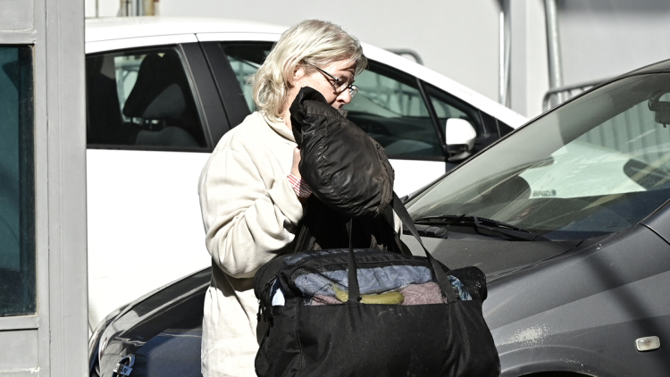 Στις φυλακές Θήβας οδηγείται η Ελένη Ζαρούλια: Η στιγμή της εξόδου από το ΑΤ Πεύκης, δείτε βίντεο