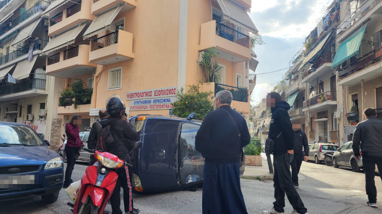 Τροχαίο στην Κυψέλη, αυτοκίνητο αναποδογύρισε στη μέση του δρόμου