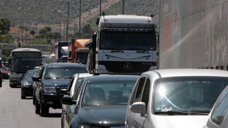Μποτιλιάρισμα στη Λεωφόρο Αθηνών λόγω σύγκρουσης οχημάτων