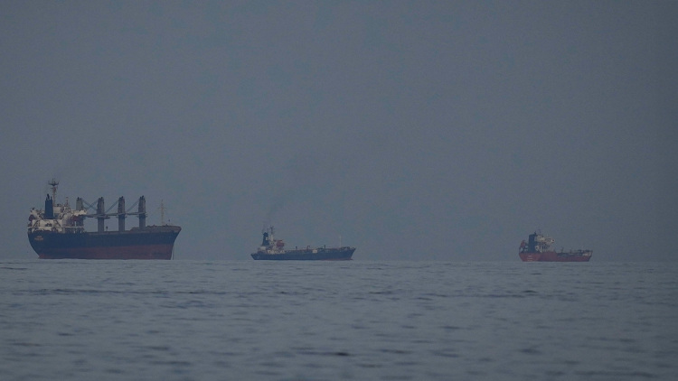 Οι χώρες που παίρνουν πετρέλαιο μέσω των Στενών να φροντίσουν για την ασφάλεια διέλευσης, λέει ο Τραμπ - Διώξτε τους Αμερικανούς, λένε οι Ιρανοί στις χώρες του Κόλπου