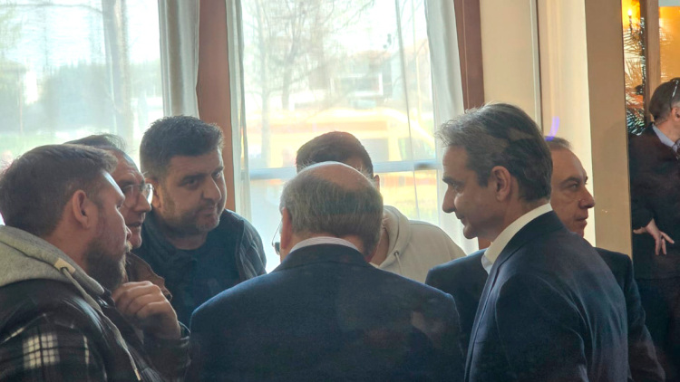 Με αγρότες συναντήθηκε στη Λάρισα πριν το προσυνέδριο της ΝΔ ο πρωθυπουργός