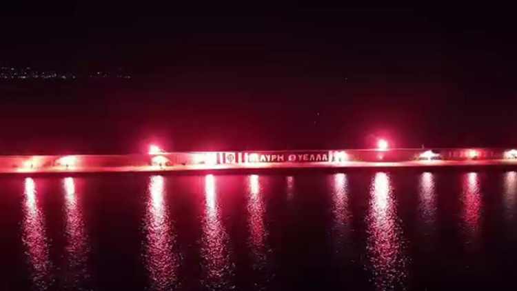 Ξεκίνησε νωρίς η φιέστα ανόδου της Καλαμάτας: Έγινε η νύχτα μέρα με τα καπνογόνα και τα πυροτεχνήματα για τη «Μαύρη Θύελλα», βίντεο 