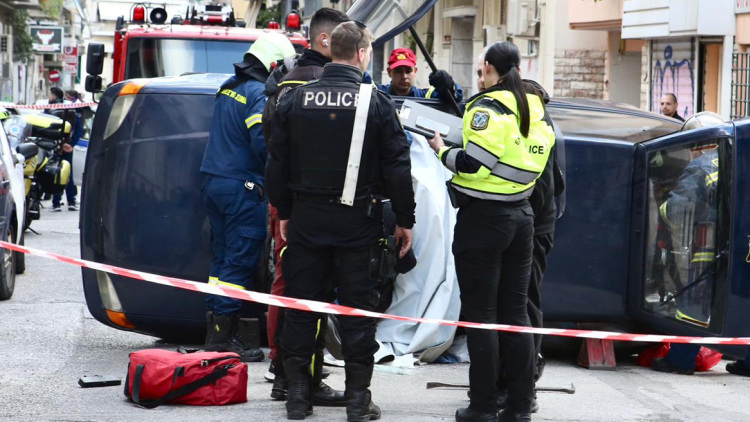 Τροχαίο στην Κυψέλη, αυτοκίνητο αναποδογύρισε στη μέση του δρόμου, δείτε βίντεο και φωτογραφίες