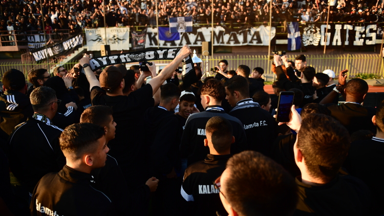 Η απονομή στην πρωταθλήτρια «Μαύρη Θύελλα», το πάρτι παικτών και οπαδών στο γήπεδο και το πριμ 200.000 του Πρασσά στην ομάδα, δείτε βίντεο 