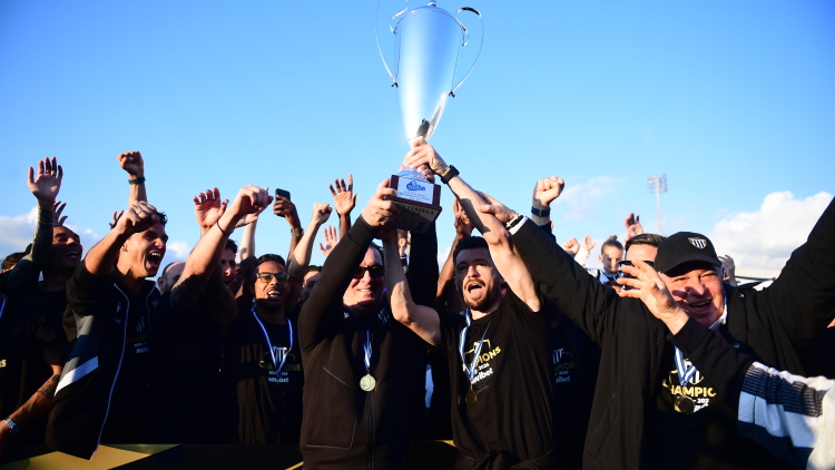 Καλαμάτα: Η απονομή στην πρωταθλήτρια «Μαύρη Θύελλα», το πάρτι παικτών και οπαδών στο γήπεδο και το πριμ 200.000 του Πρασσά στην ομάδα, δείτε βίντεο 