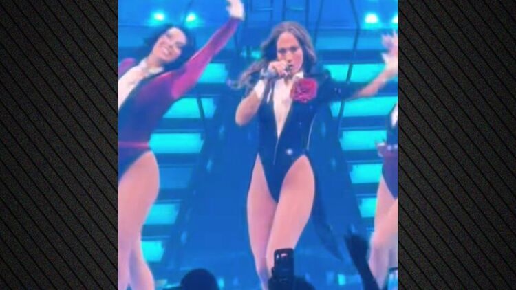 Η Τζένιφερ Λόπεζ παραλίγο να πέσει στη σκηνή σε συναυλία στο Λας Βέγκας, δείτε βίντεο