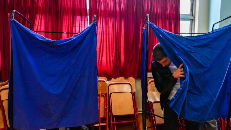 Μέχρι τις 20:00 η ψηφοφορία για την εκλογή Συνέδρων στο ΠΑΣΟΚ, υπολογίζουν συμμετοχή πάνω από 150.000