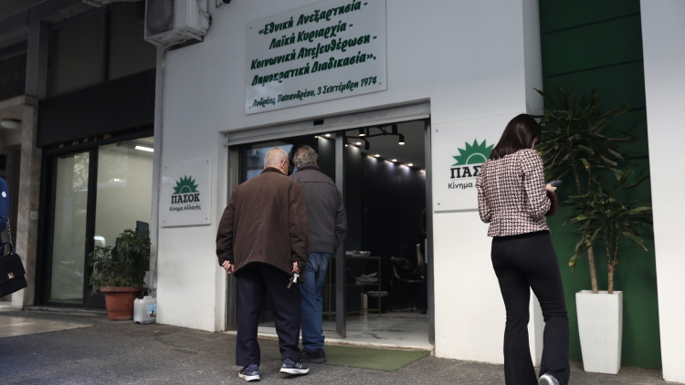 Κάλπες σε όλη τη χώρα για την εκλογή συνέδρων στο ΠΑΣΟΚ εν μέσω εσωκομματικών τριγμών
