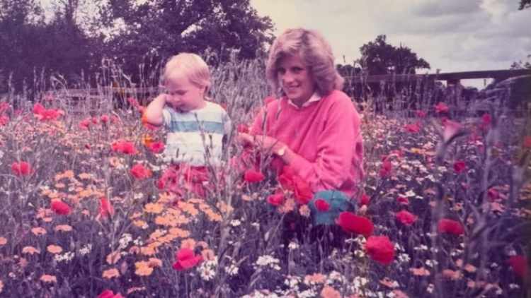 Ο πρίγκιπας Ουίλιαμ δημοσίευσε σπάνια φωτογραφία με τη Νταϊάνα για τη γιορτή της μητέρας