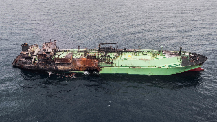 Το κατεστραμμένο ρωσικό δεξαμενόπλοιο που μετέφερε LNG συνεχίζει να πλέει στη Μεσόγειο και πλησιάζει τη Μάλτα, δείτε βίντεο