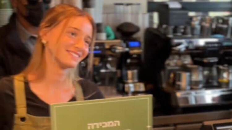 «Κοιτάξτε την, είναι εκπληκτική»: Η 17χρονη που σέρβιρε καφέ στον Νετανιάχου έγινε viral στα social media