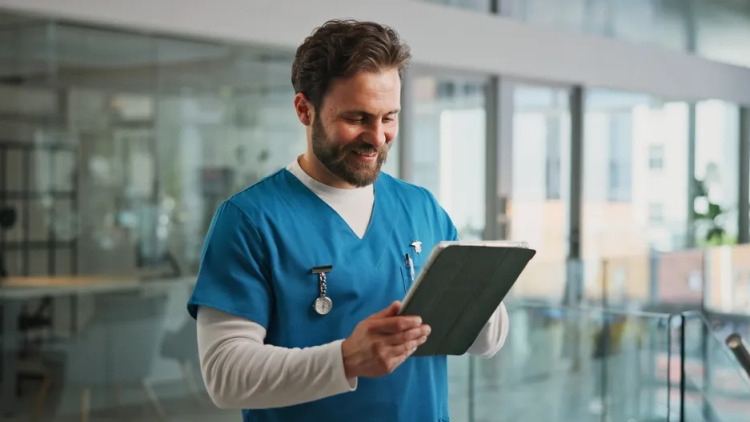 Ο διοικητής του «Ευαγγελισμού» που δίνει πρόσωπο στην καθημερινότητα του νοσοκομείου – Δείτε βίντεο
