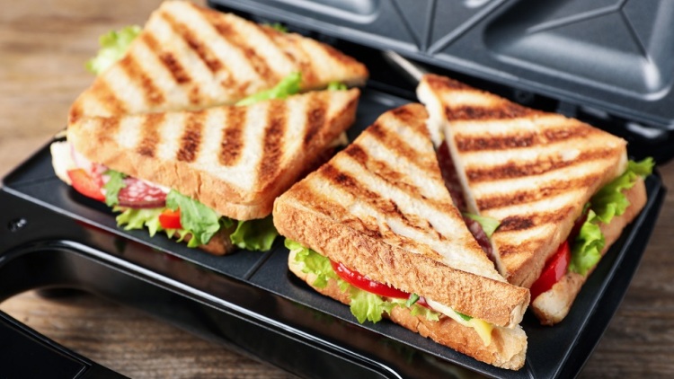 Πώς καθαρίζουμε σωστά την τοστιέρα – Πέντε tips που θα σας δώσουν τη λύση
