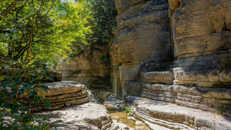 Οι ομορφιές της Τύμφης: Φαράγγια, καταρράκτες και πέτρινα γεφύρια