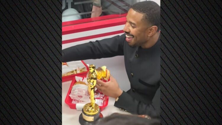 Ο Μάικλ Μπ. Τζόρνταν γιόρτασε τη νίκη του στα Όσκαρ τρώγοντας μπέργκερ, δείτε βίντεο