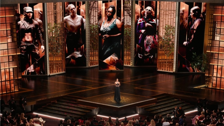 Όσκαρ 2026: Η Έιμι Μάντιγκαν κερδίζει το πρώτο βραβείο της βραδιάς, με πολιτικές αιχμές το άνοιγμα του Κόναν Ο’Μπράιαν