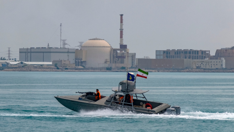 Το Ιράν απειλεί να επιτεθεί σε αμερικανικό στρατιωτικό πλοίο μέσα σε λίγα λεπτά εάν διασχίσει το Στενό του Ορμούζ