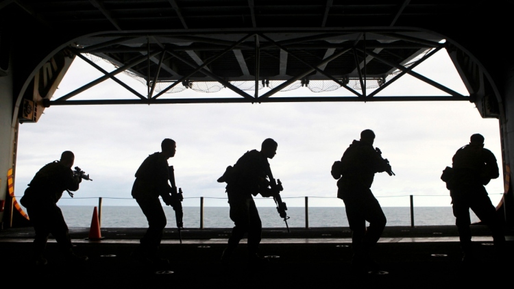 Γιατί στέλνει ο Τραμπ 2.500 Αμερικανούς πεζοναύτες στη Μέση Ανατολή: Ο κίνδυνος με τη ναρκοθέτηση στο Ορμούζ