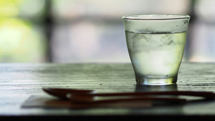 Ποιο είναι το νερό που κάνει reset στον οργανισμό μας μετά το γιορτινό τραπέζι