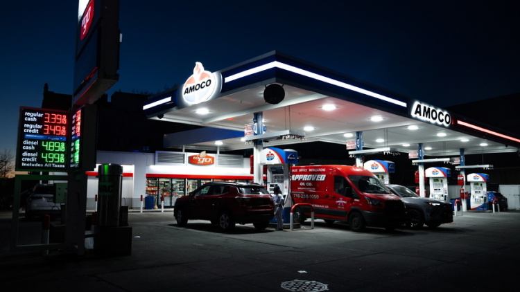 Το ράλι της τιμής στα καύσιμα αγγίζει και τις ΗΠΑ, ξεπέρασε τα $5/γαλόνι η μέση τιμή ντίζελ για πρώτη φορά από το 2022